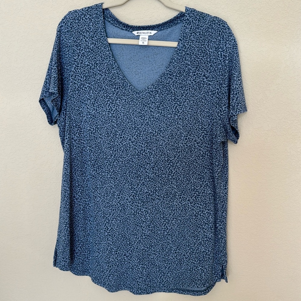 Athleta XL women’s v-neck knit t-shirt in blue leopard
